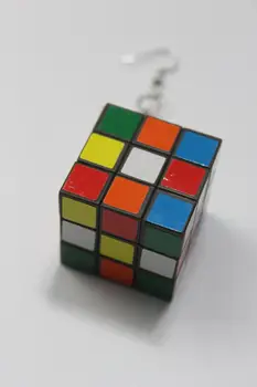 Dosadno igrati u Rubik ' s cube! Može se pretvoriti! Naušnice s Rubik kocke